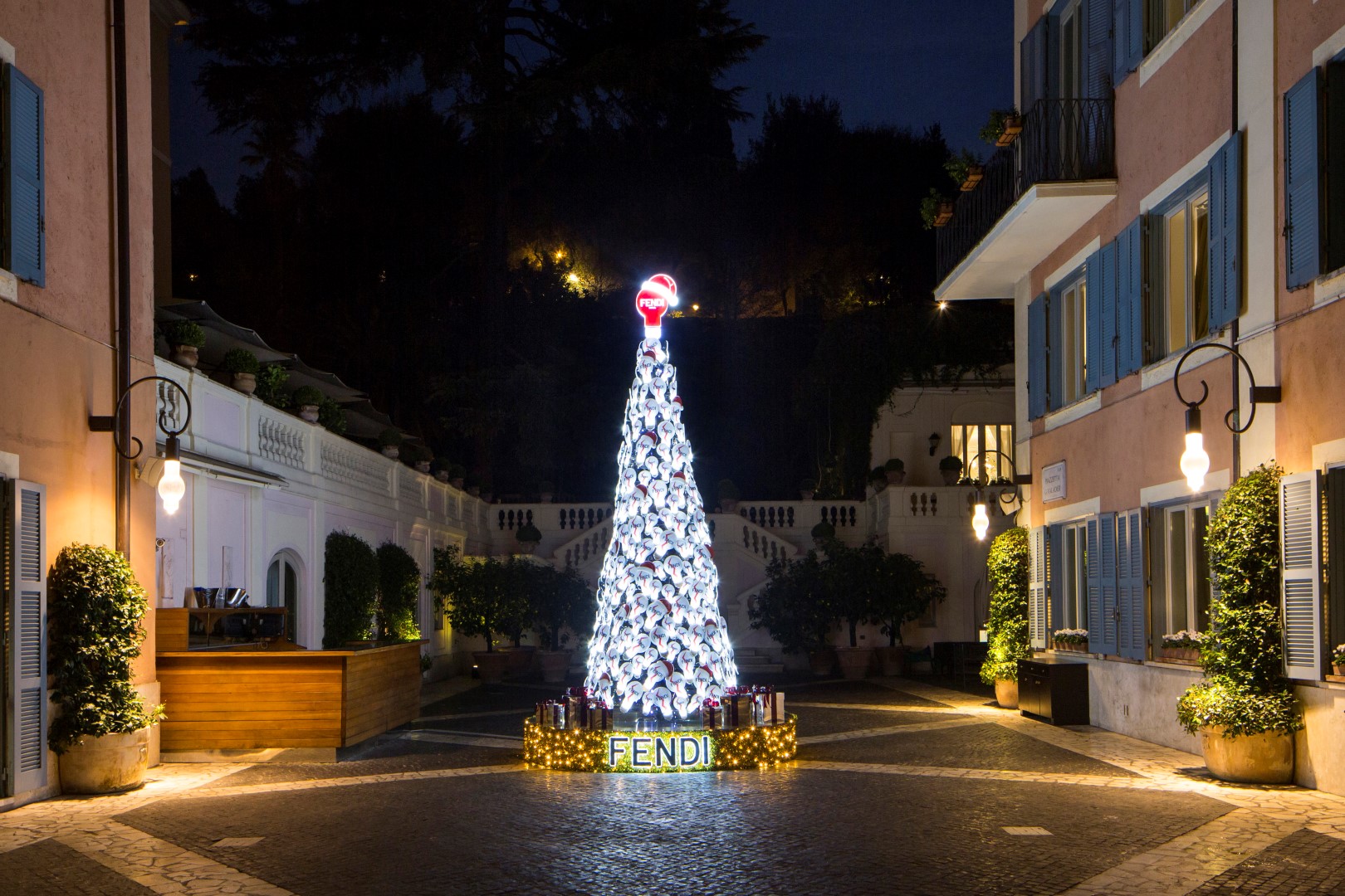 Hotel De Russie Roma Natale 2015: il maestoso albero di Natale realizzato con Fendi