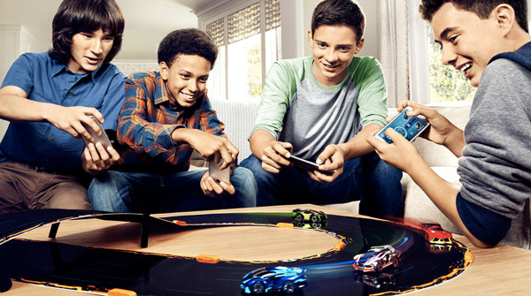 Anki OverDrive, le macchinine che si guidano con lo smartphone