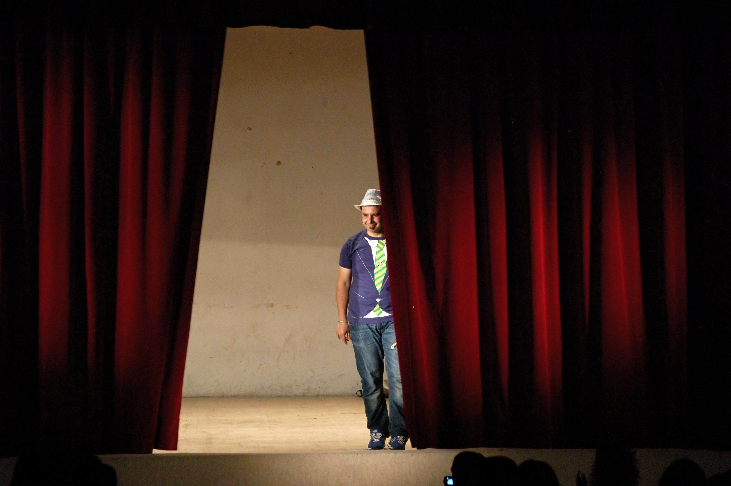 Accademia del Comico, Claudio Zucca: “Il comico sale sul palco per parlare di quello che fa ridere il pubblico”