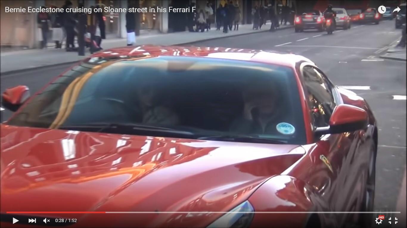 Bernie Ecclestone nel traffico di Londra con la sua Ferrari [Video]