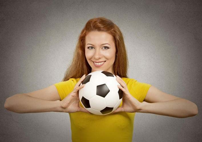 Se le donne amassero il calcio come gli uomini: il video divertente