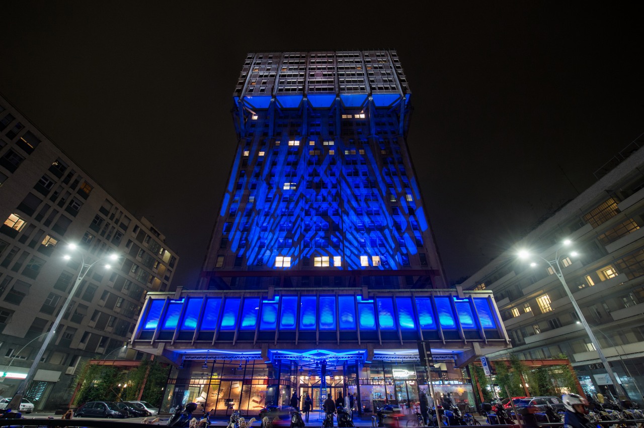 A Milano la Torre Velasca diventa blu