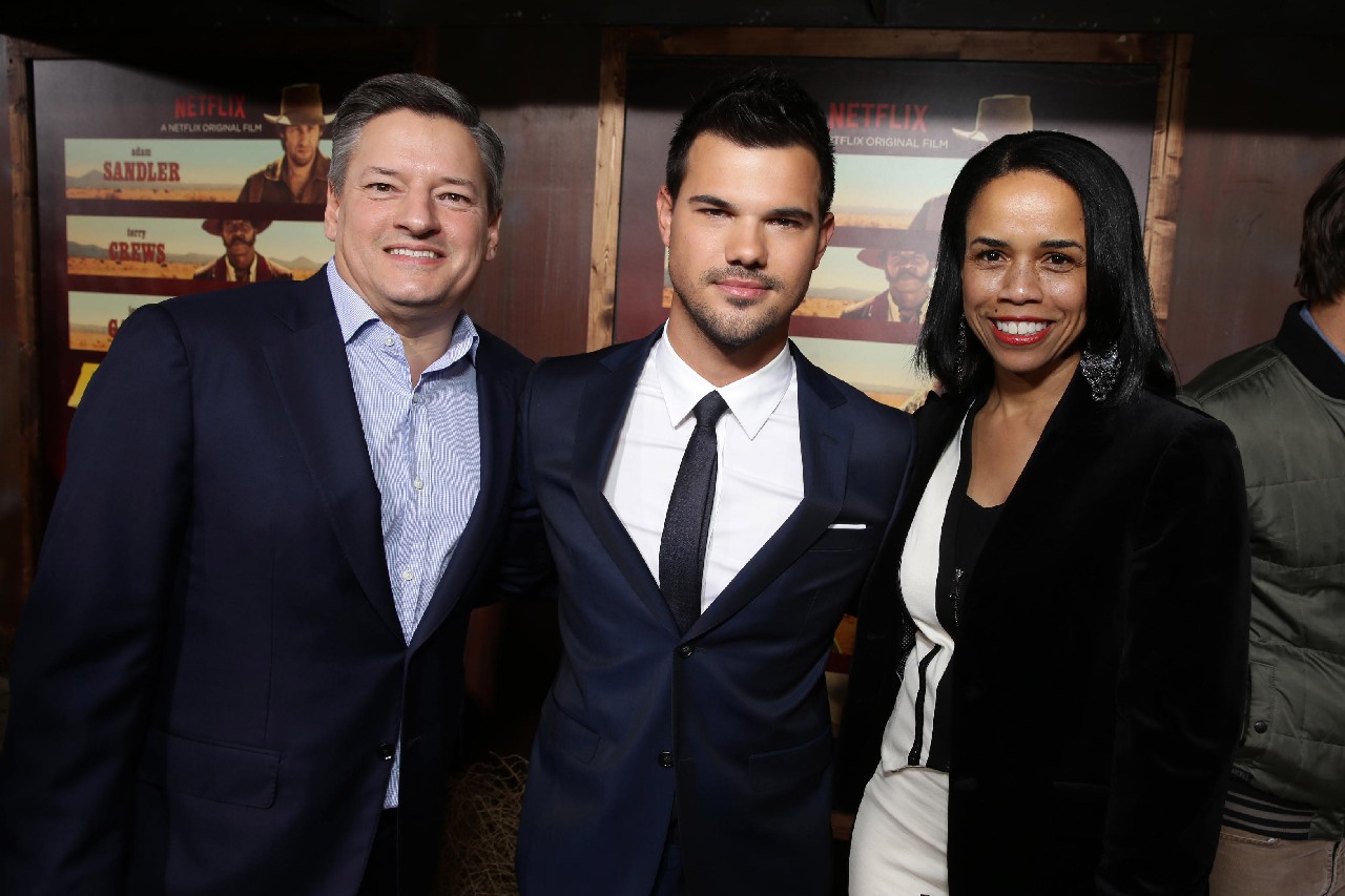 The Ridiculous Six premiere: il red carpet con Adam Sandler e Taylor Lautner, foto e video