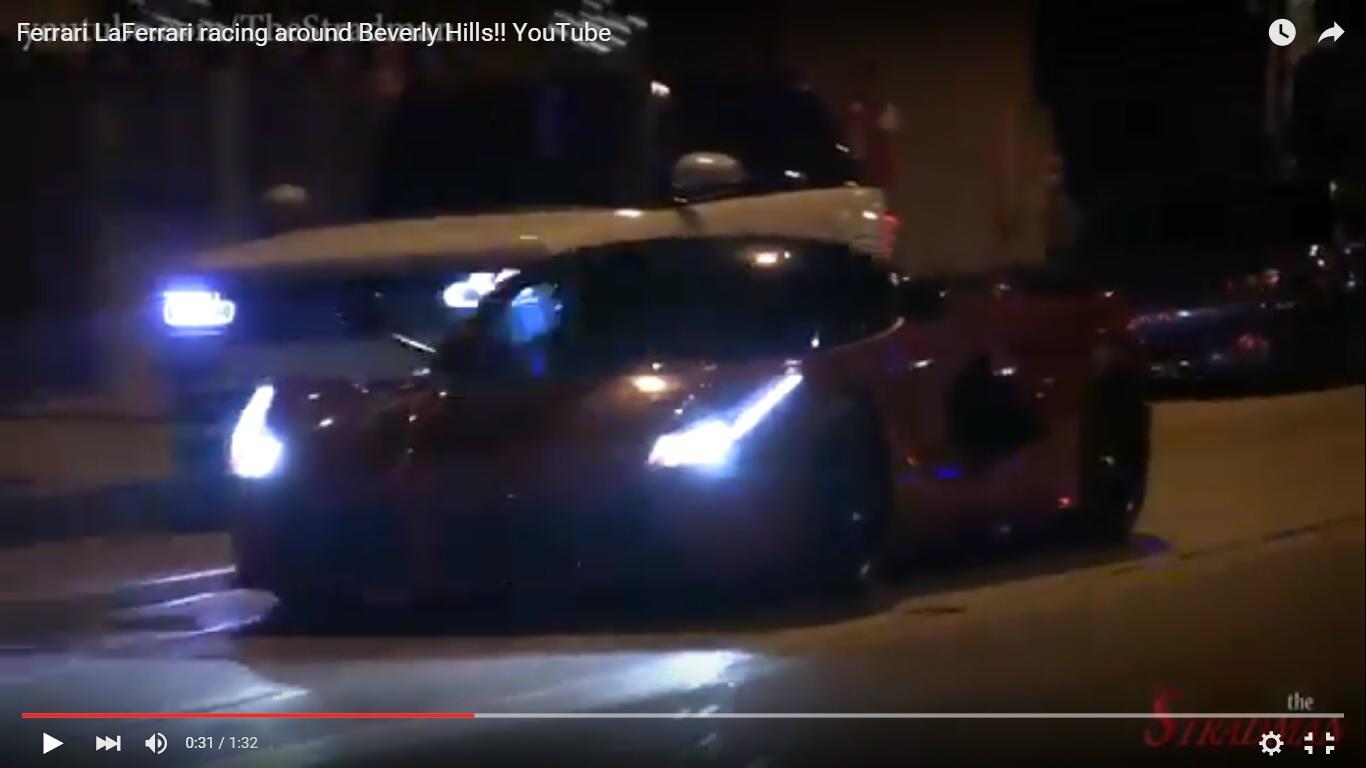 Ferrari LaFerrari a spasso nella notte di Beverly Hills [Video]