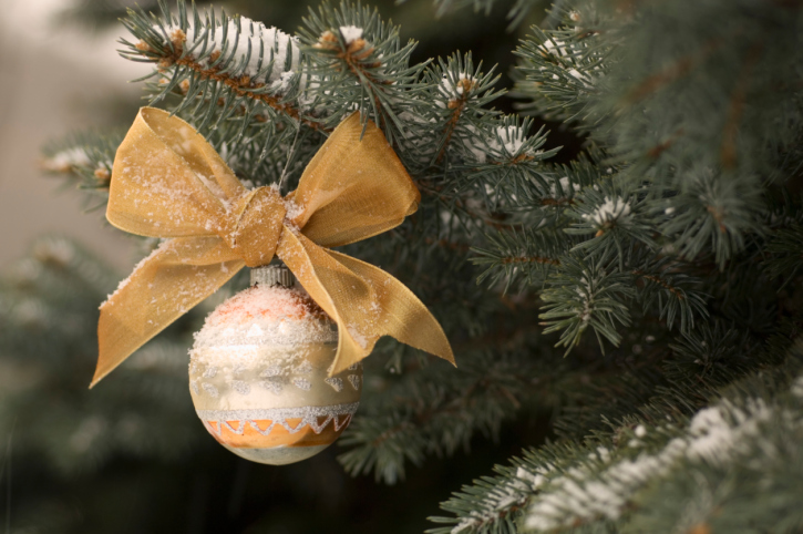 Decorazioni di Natale fai da te: come fare un fiocco di taffetà