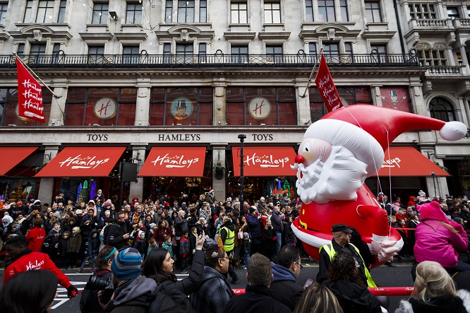 Natale 2015 a Londra, le vetrine di Hamleys  sono per Furby