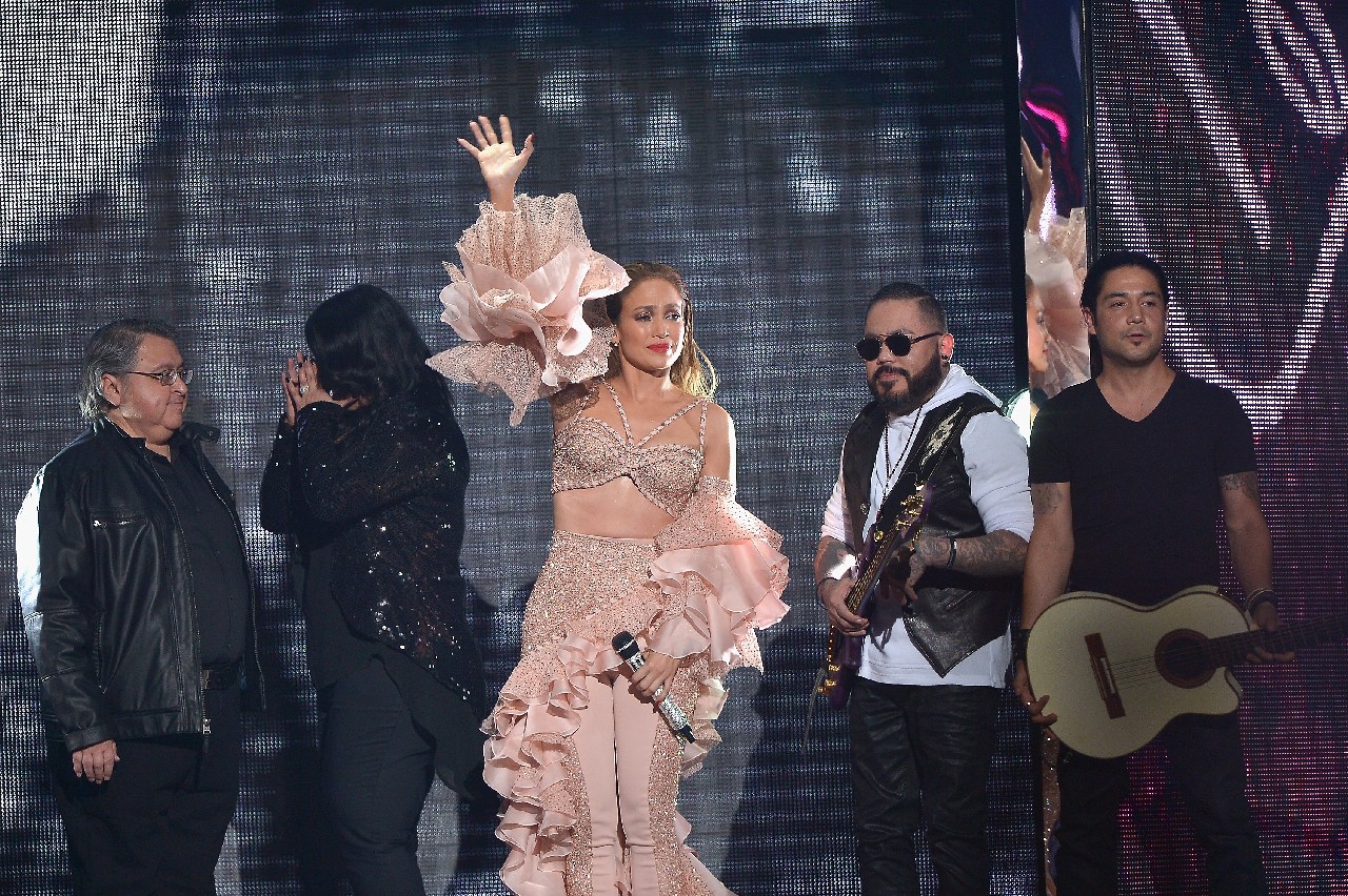 Celebrity Style 2015: Jennifer Lopez, Kendall Jenner, Miley Cyrus e Amal Clooney vestono Versace