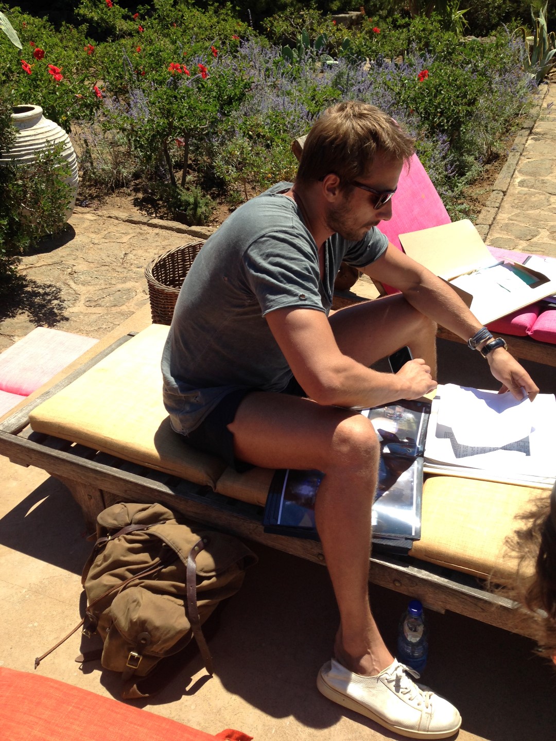 A bigger splash film 2015: le iconiche sneaker Santoni ai piedi dell&#8217;attore Matthias Schoenaerts