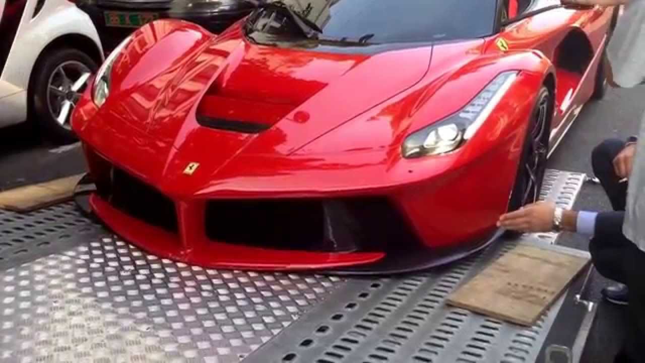 Ferrari LaFerrari tocca sulla pedana della bisarca