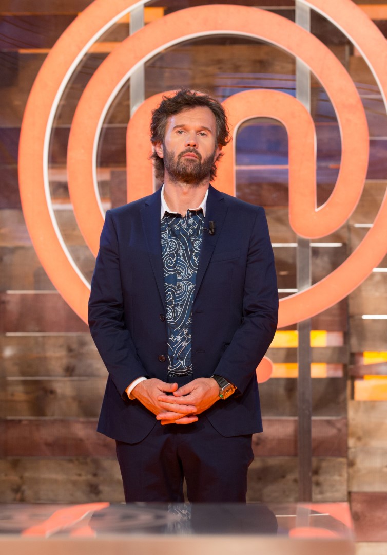 Masterchef Italia 5: Carlo Cracco indossa una selezione di completi di Etro