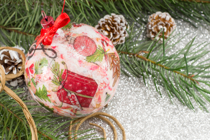 Come decorare le palline di Natale con 5 tecniche fai da te