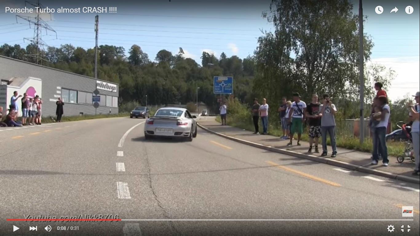 Incidente evitato di un soffio dalla Porsche 911 Turbo danzante [Video]