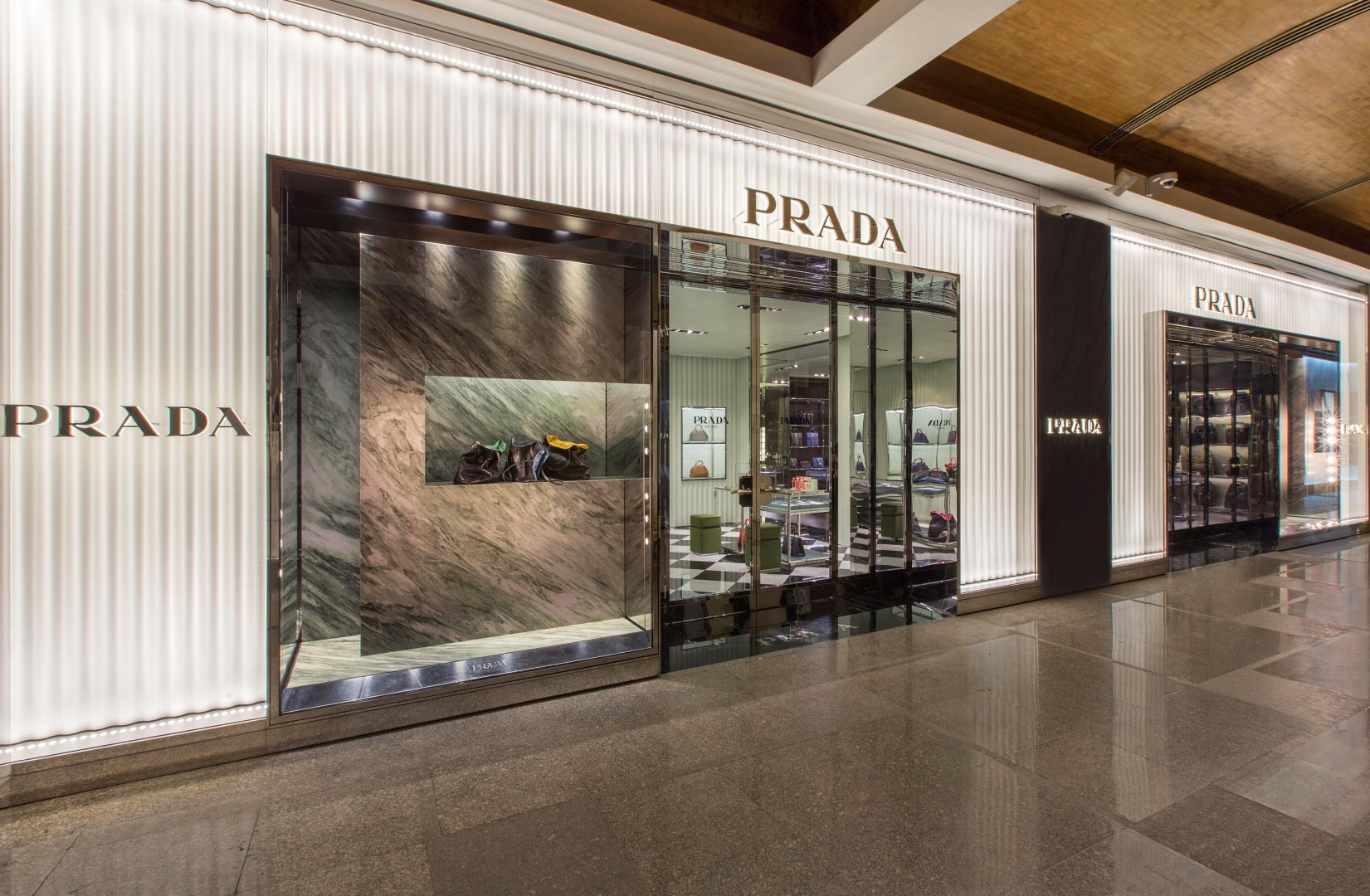 Prada Filippine: ampliata e rinnovata la boutique di Manila, le foto