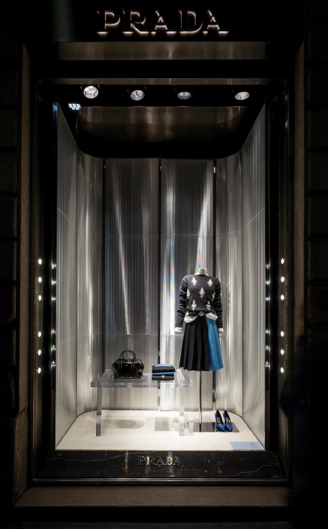 Prada Natale 2015: le vetrine &#8220;in trasparenza&#8221; per le festività natalizie