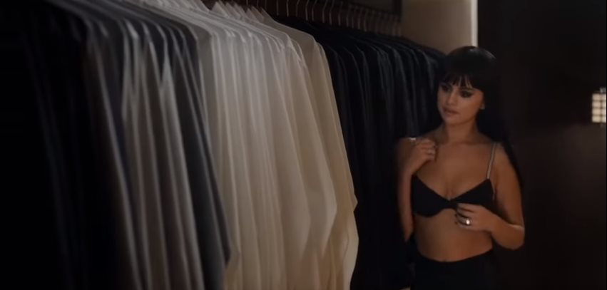 Selena Gomez Hands to Myself video ufficiale: la cantante indossa gli abiti Emporio Armani