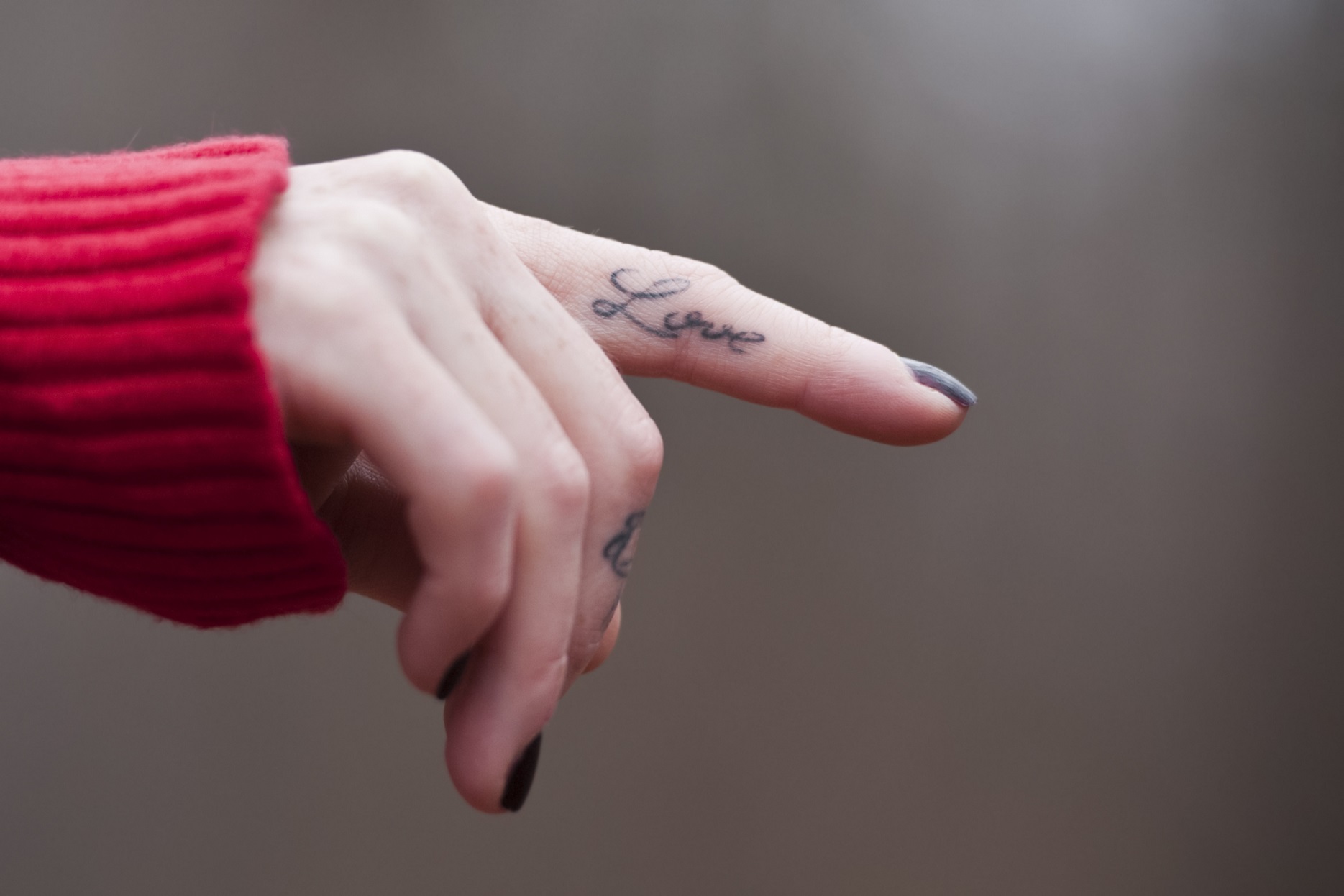 Tatuaggi sulle mani, 9 idee da copiare