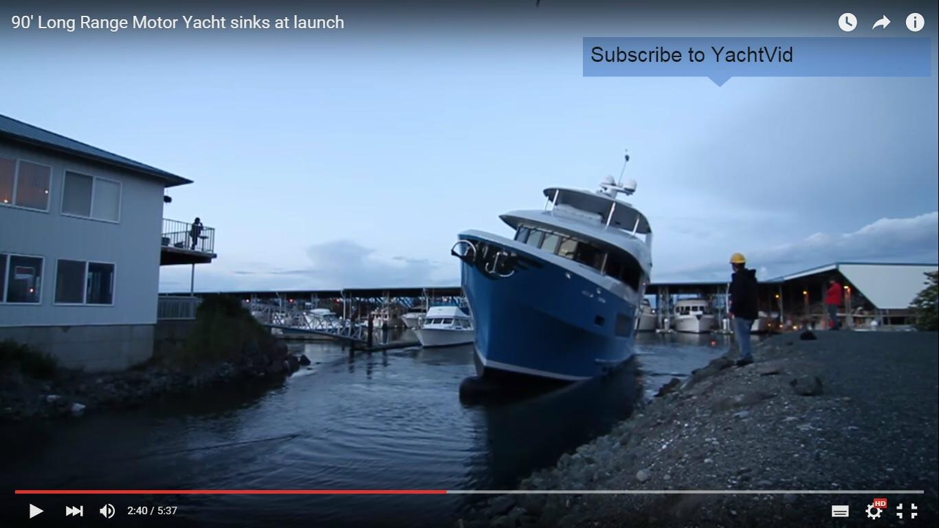 Yacht di lusso si ribalta in acqua in occasione del varo [Video]