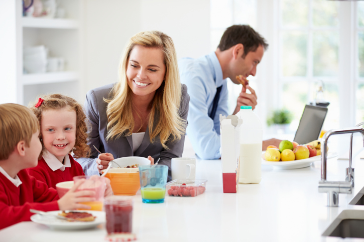 Tra lavoro e figli, le donne scelgono sempre la famiglia