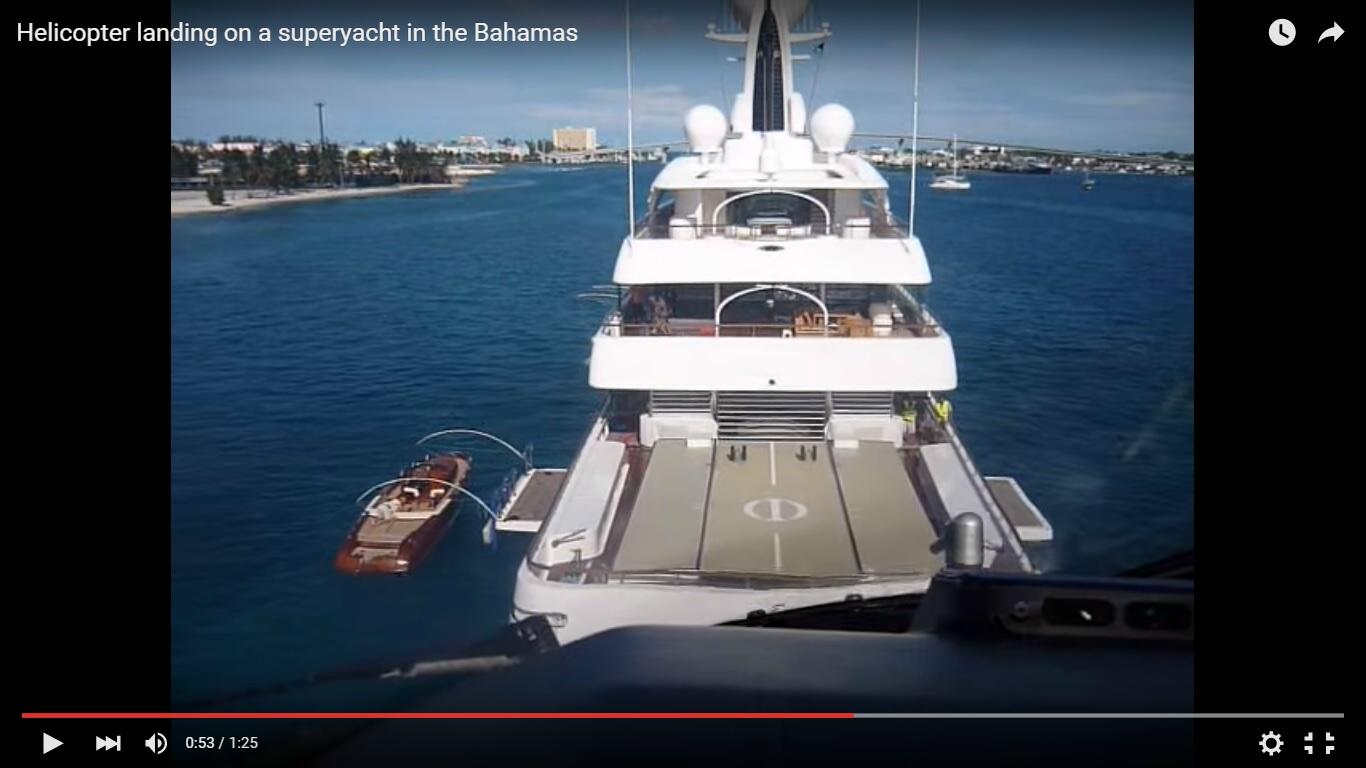 Atterraggio di un elicottero su uno yacht di lusso alle Bahamas [Video]