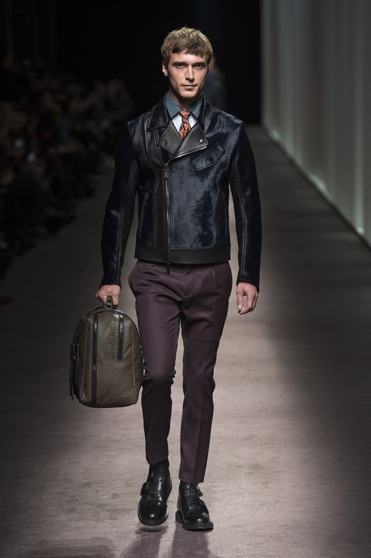 Canali collezione autunno inverno 2016 2017: equilibri contrastanti, la sfilata a Milano Moda Uomo