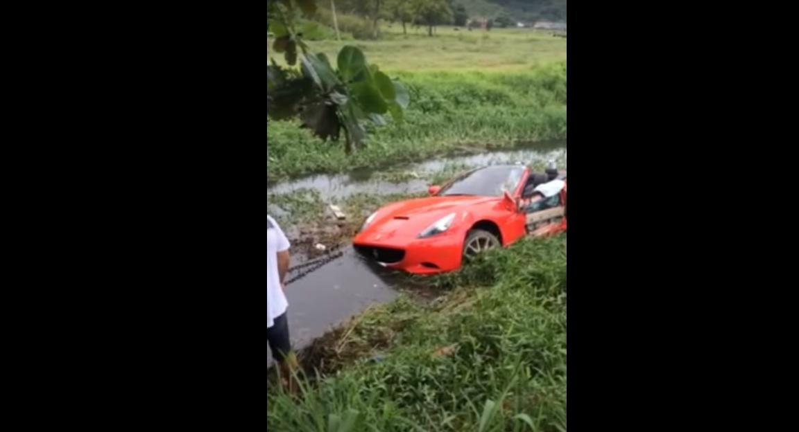 Ferrari California tirata fuori dalla palude con un trattore [Video]