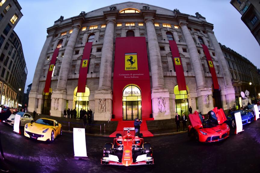 Ferrari e il suo debutto in Borsa a Piazza Affari a Milano [Video]
