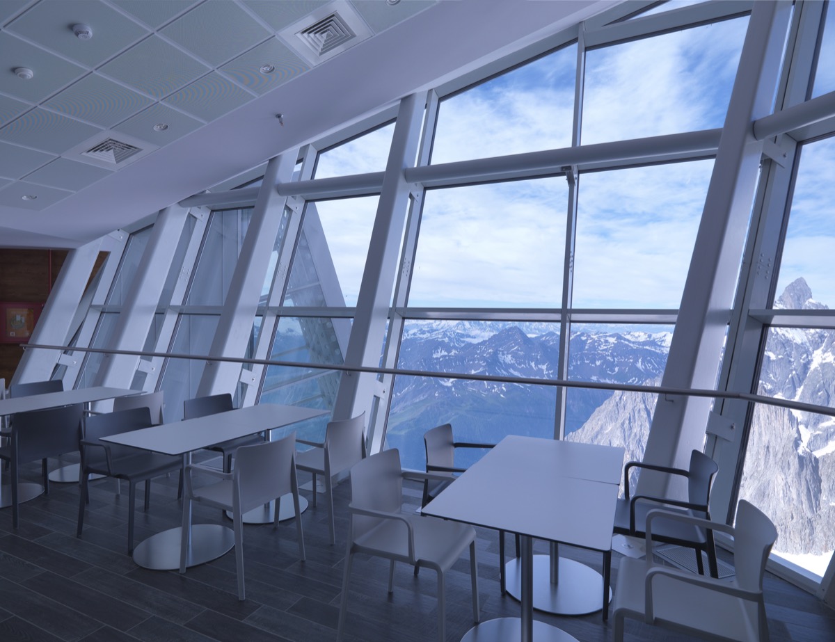 La nuova funivia Skyway del Monte Bianco arredata dalle sedie Pedrali