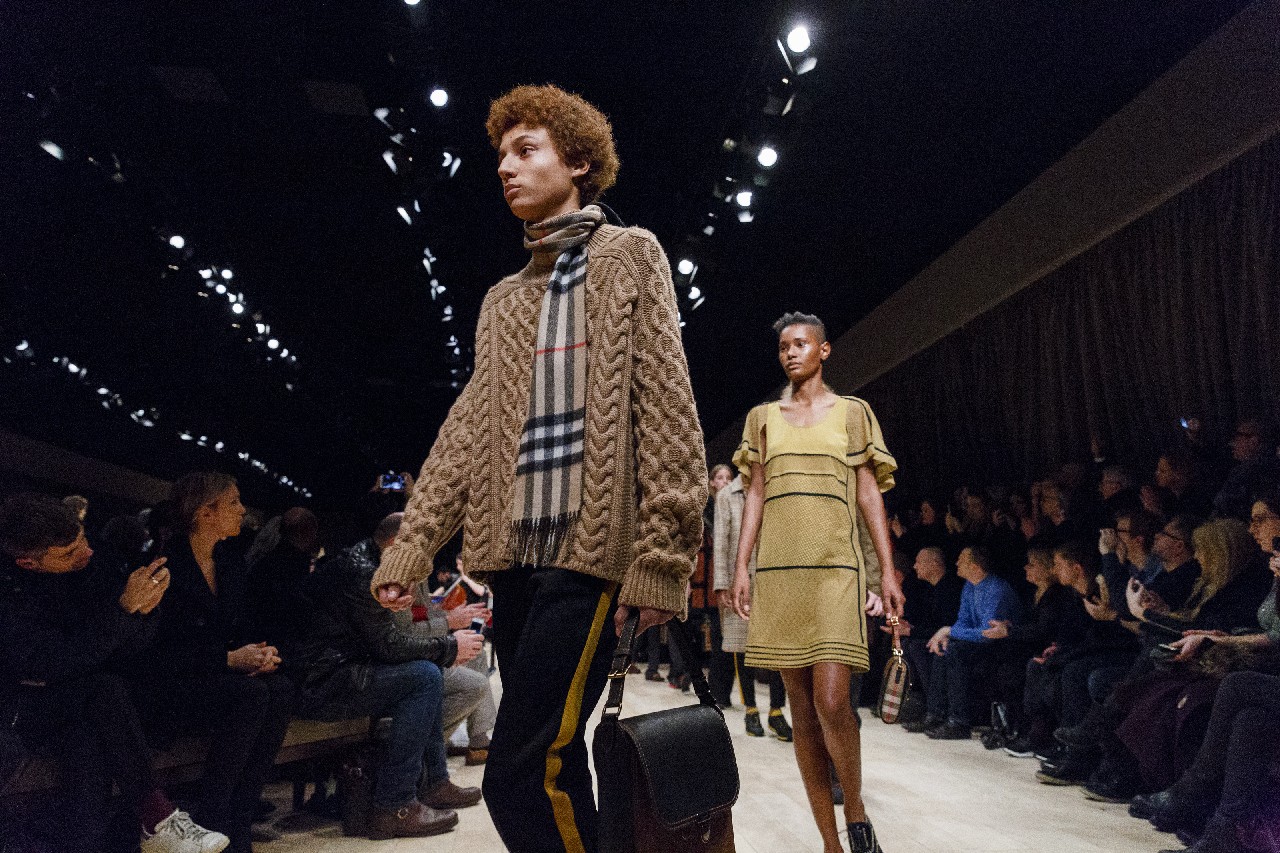 Burberry collezione uomo autunno inverno 2016 2017: la sfilata a Londra, guest Steve McQueen e Brooklyn Beckham