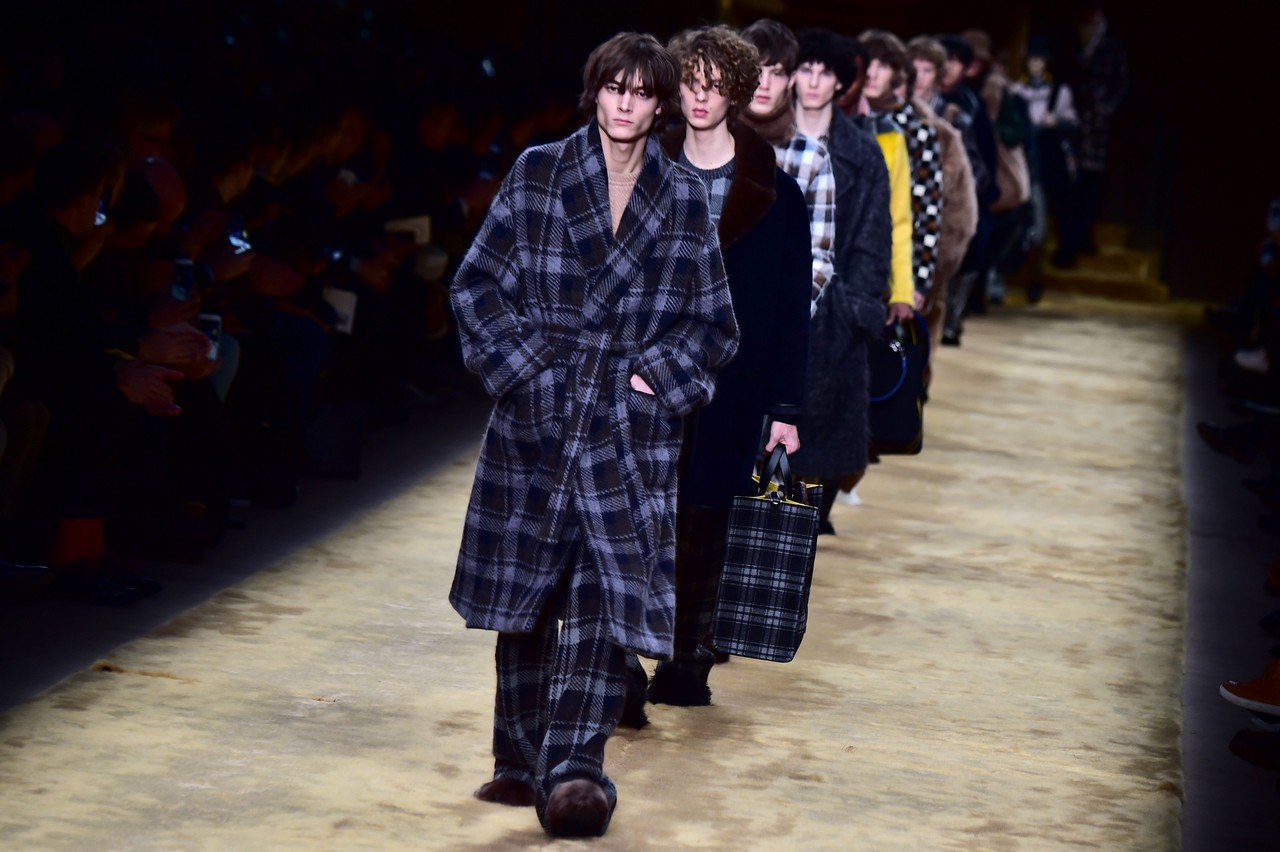 Fendi uomo collezione autunno inverno 2016 2017: il lusso privato, la sfilata, video e foto