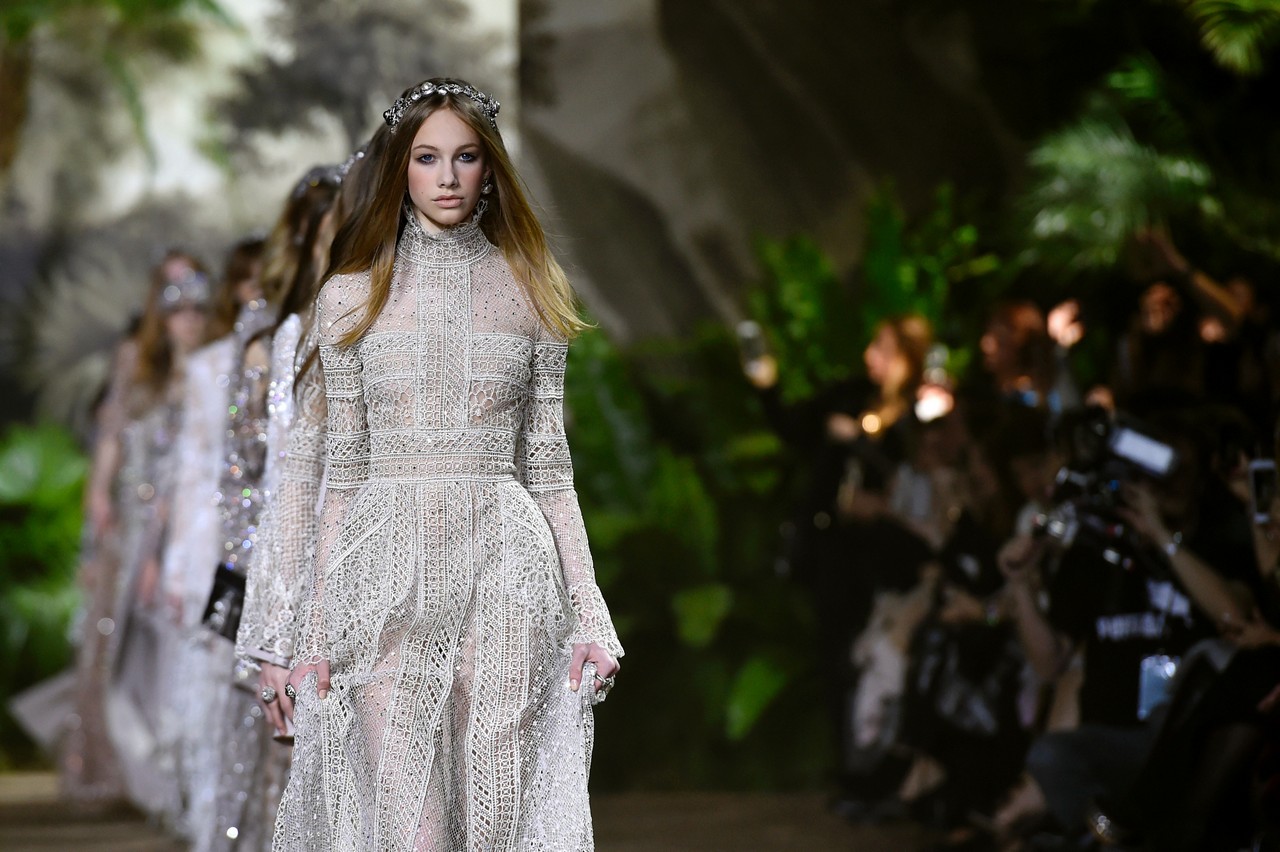 Elie Saab collezione Haute Couture primavera estate 2016: l’India esotica, la sfilata a Parigi