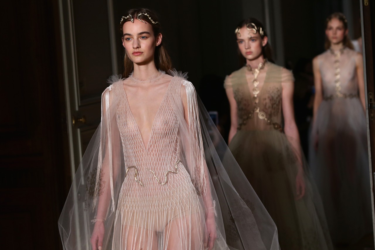 Valentino collezione donna alta moda primavera estate 2016: il classicismo delle muse danzanti, la sfilata a Parigi