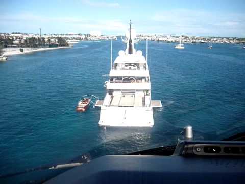 Atterraggio di un elicottero su uno yacht di lusso alle Bahamas