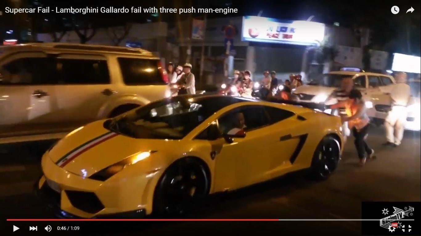Lamborghini Gallardo spinta a mano all&#8217;incrocio [Video]