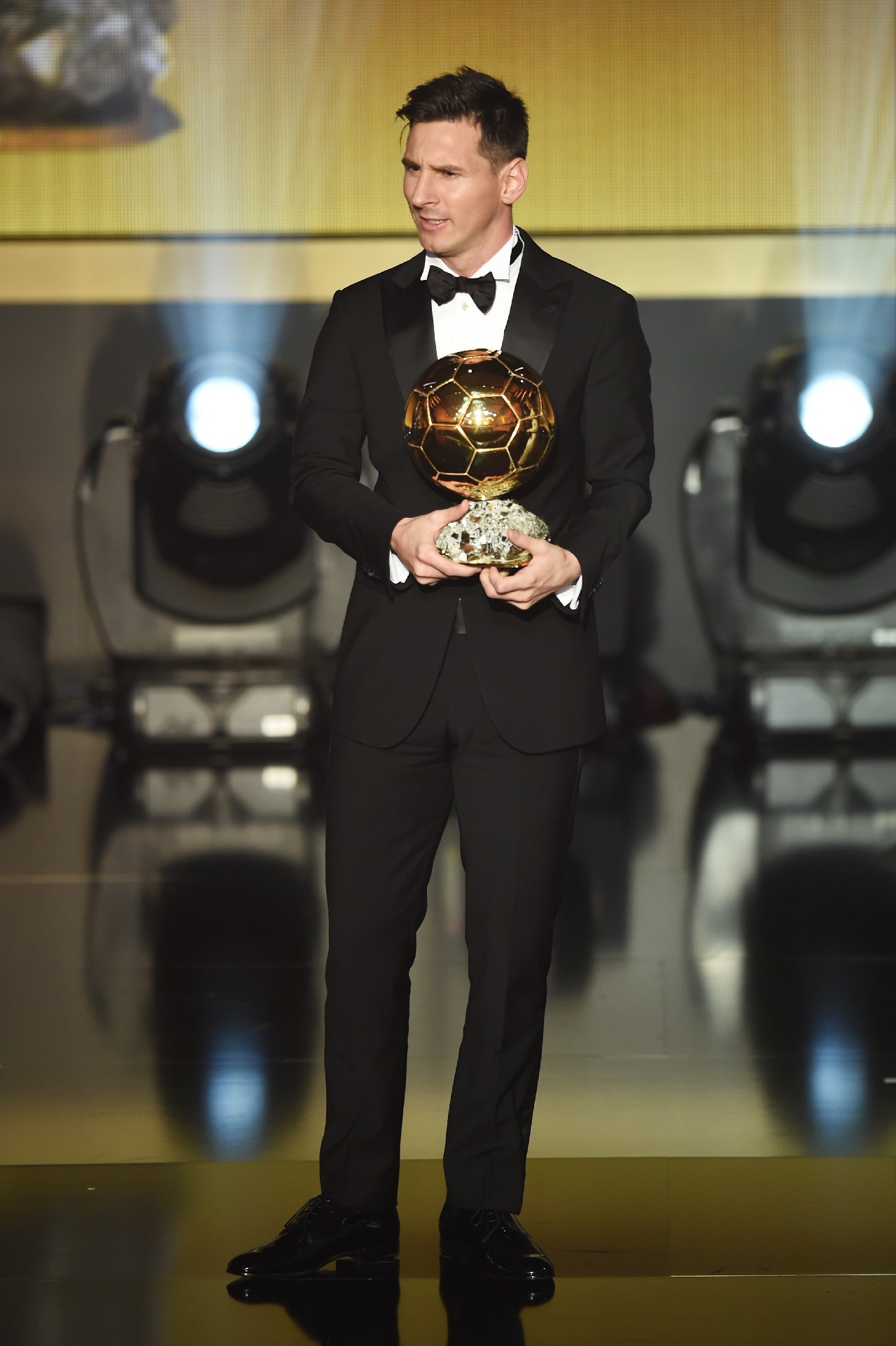 Pallone d&#8217;Oro 2015: vince per la quinta volta Leo Messi in abiti Giorgio Armani