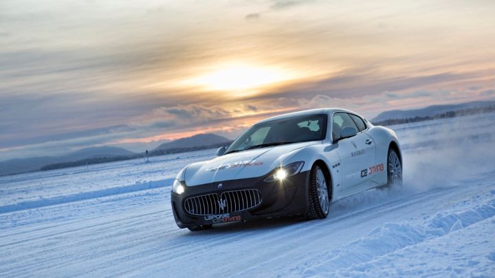 In Maserati, Lamborghini e Porsche sul lago ghiacciato con Four Seasons