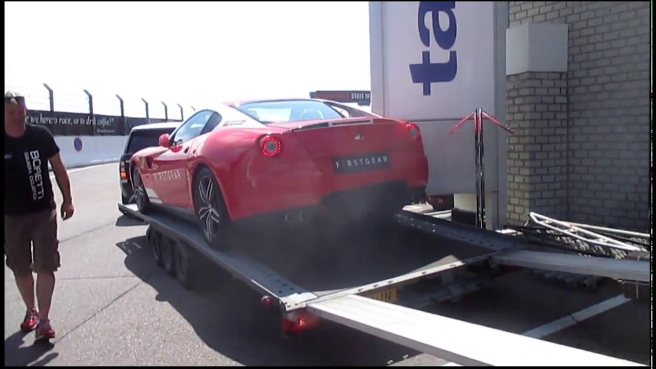 Trasloco ardito di una Ferrari 599 GTB Fiorano