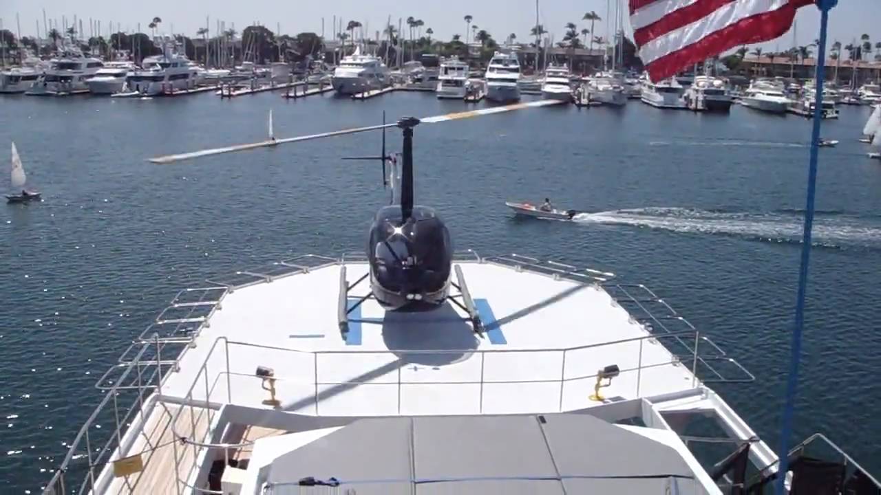 Elicottero Robinson R 44 decolla da yacht di lusso