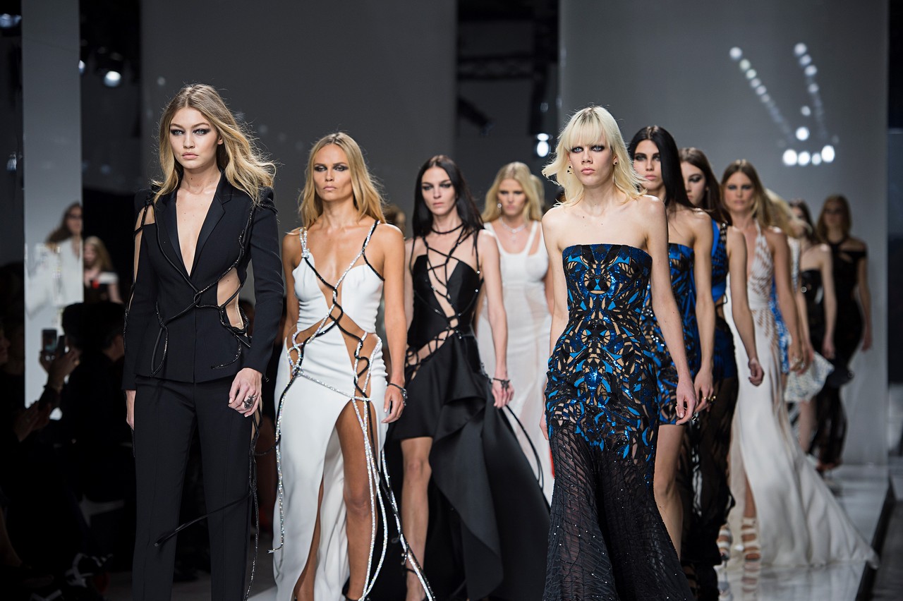 Atelier Versace collezione primavera estate 2016: in passerella Irina Shayk, Joan Smalls e Gigi Hadid, guest Rita Ora