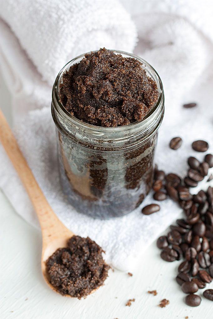 Lo scrub viso al caffè contro la pelle lucida