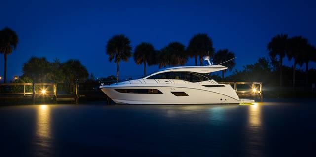 Yacht Sea Ray 400 Sundancer: luce e comfort