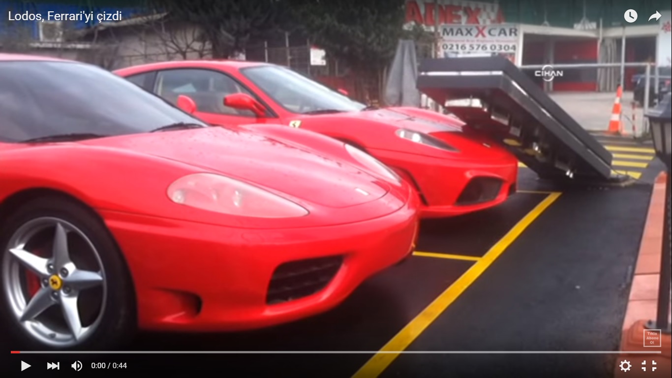 Ferrari 430 Scuderia colpita da un totem pubblicitario [Video]
