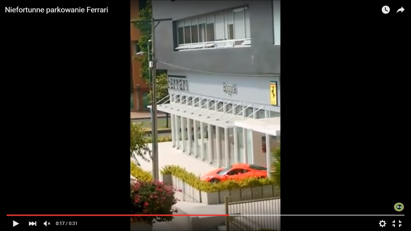 Ferrari 458 Italia frantuma la vetrata in concessionaria [Video]
