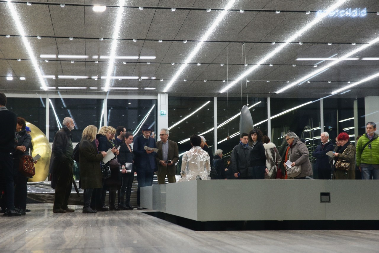 Fondazione Prada Vernissage: inaugurata la mostra di Goshka Macuga, To the Son of Man Who Ate the Scroll
