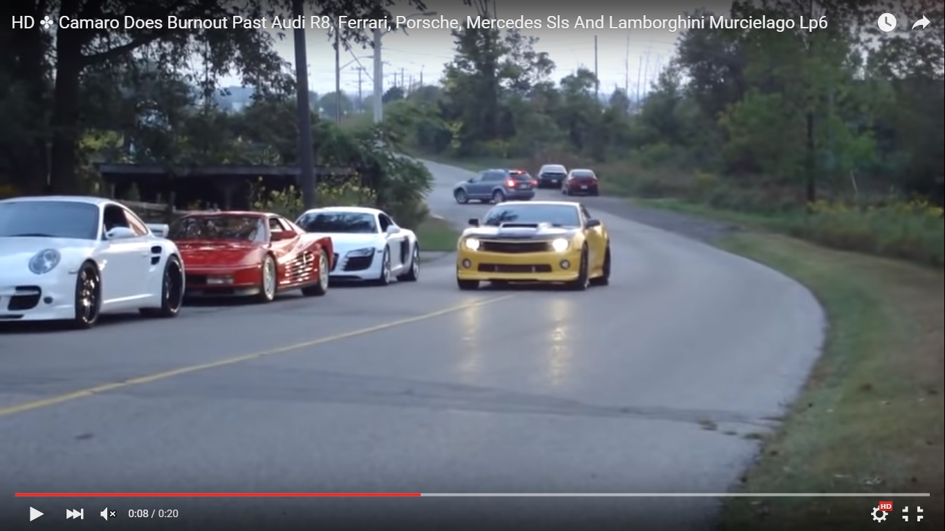 Con la Chevrolet Camaro fa show in un raduno di auto sportive [Video]
