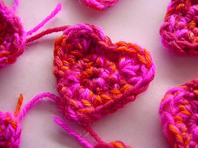 San Valentino, il video tutorial per i mini cuori crochet