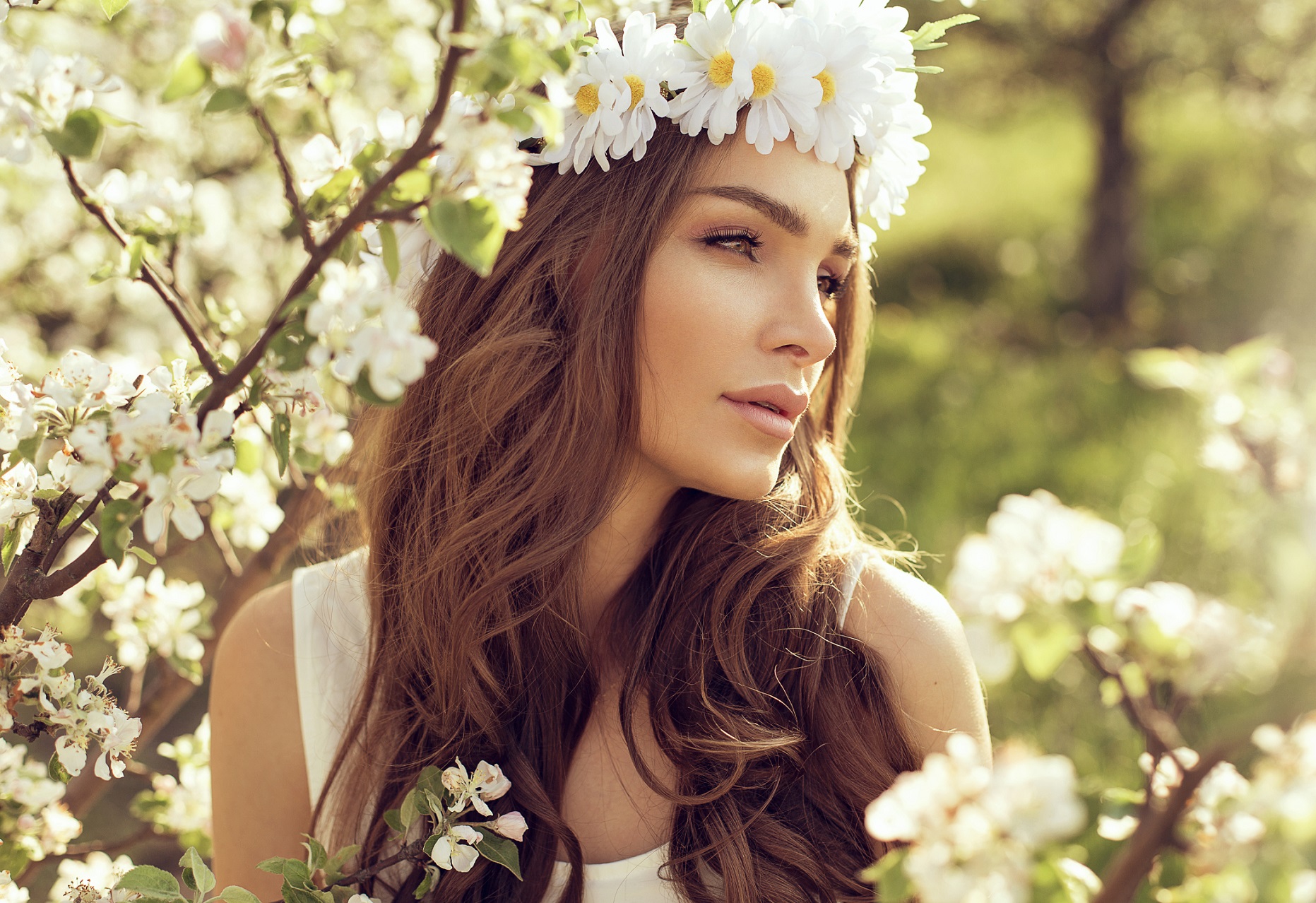 Le acconciature con i fiori più eleganti per un matrimonio