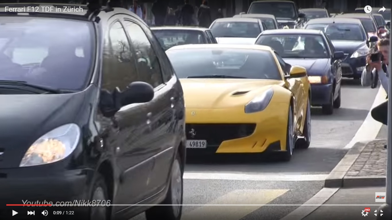 Ferrari F12tdf: anche a Zurigo sfila come una star di Hollywood [Video]