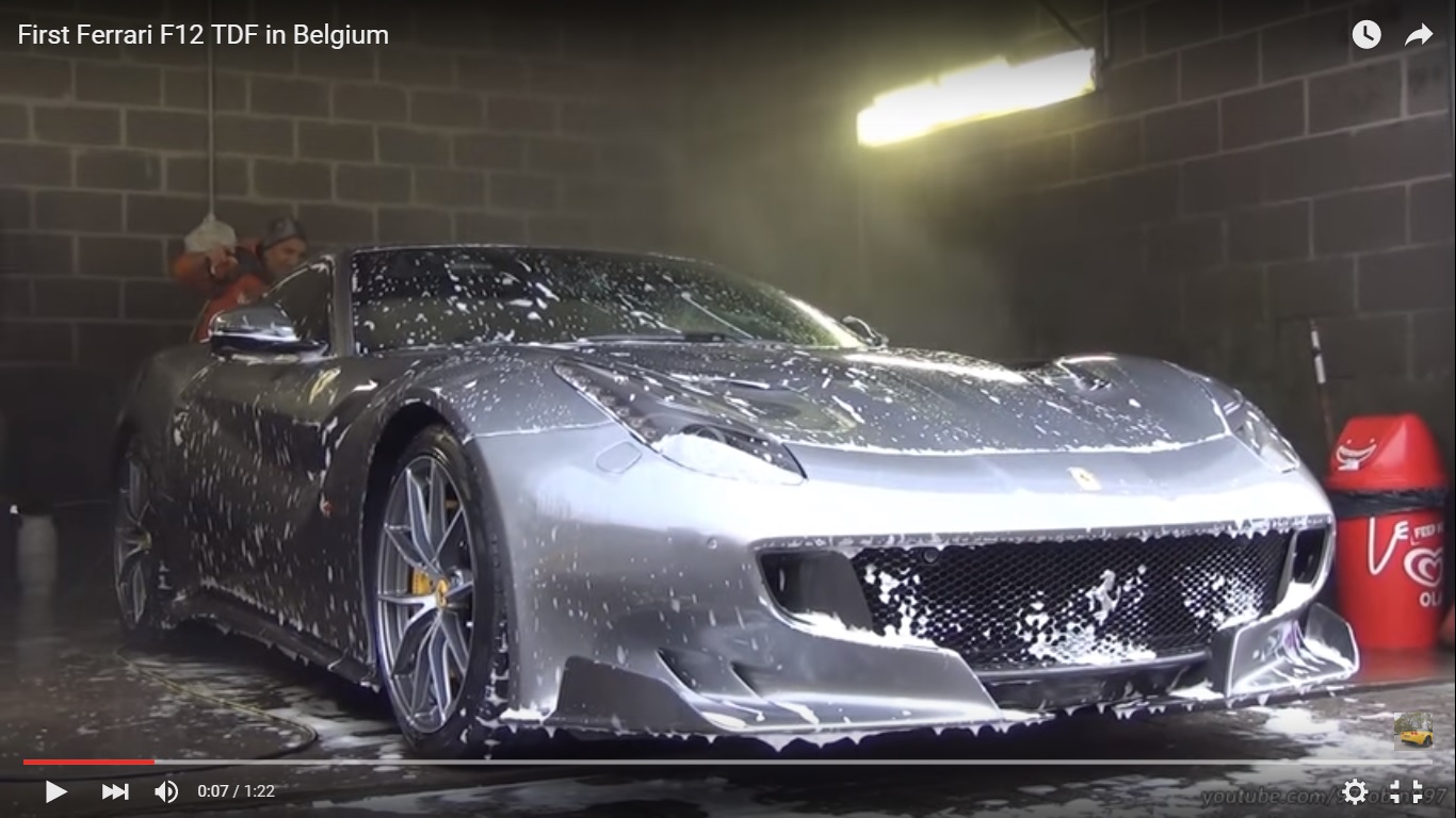 Ferrari F12tdf all&#8217;autolavaggio in Belgio [Video]