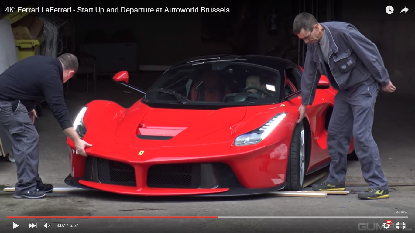 Ferrari LaFerrari: per non farla grattare la alzano a mano [Video]