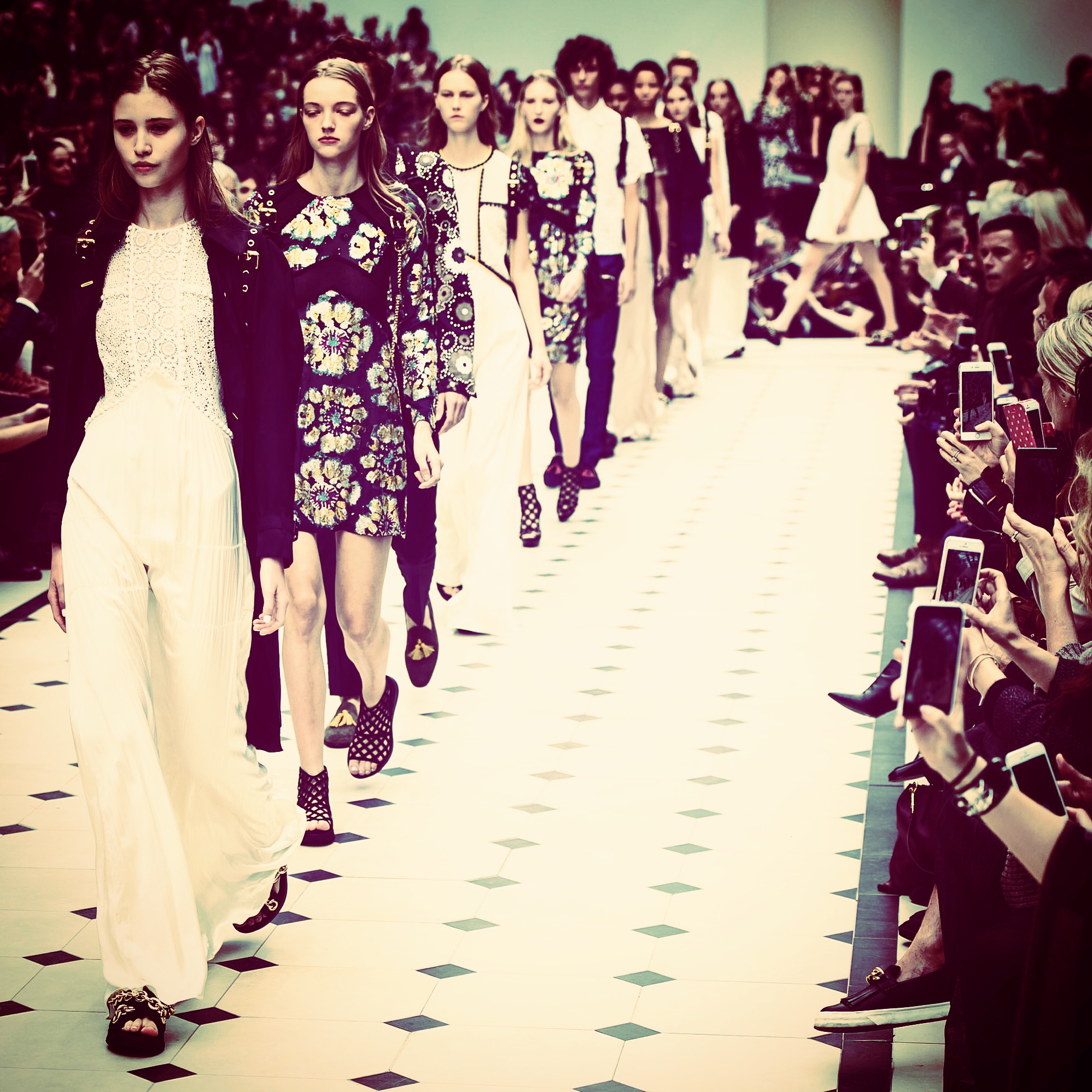 Burberry sfilata Londra Febbraio 2016: la diretta livestream su Style &amp; Fashion